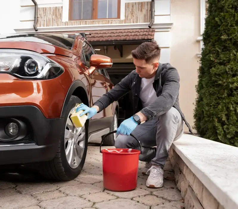 Lavage auto à domicile Vinon-sur-Verdon : professionnel intervenant sur un véhicule